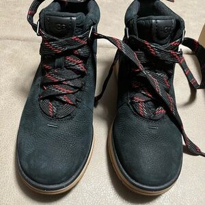 UGG women’s lakesider ankle  Black Leather Shoes size 8 like new